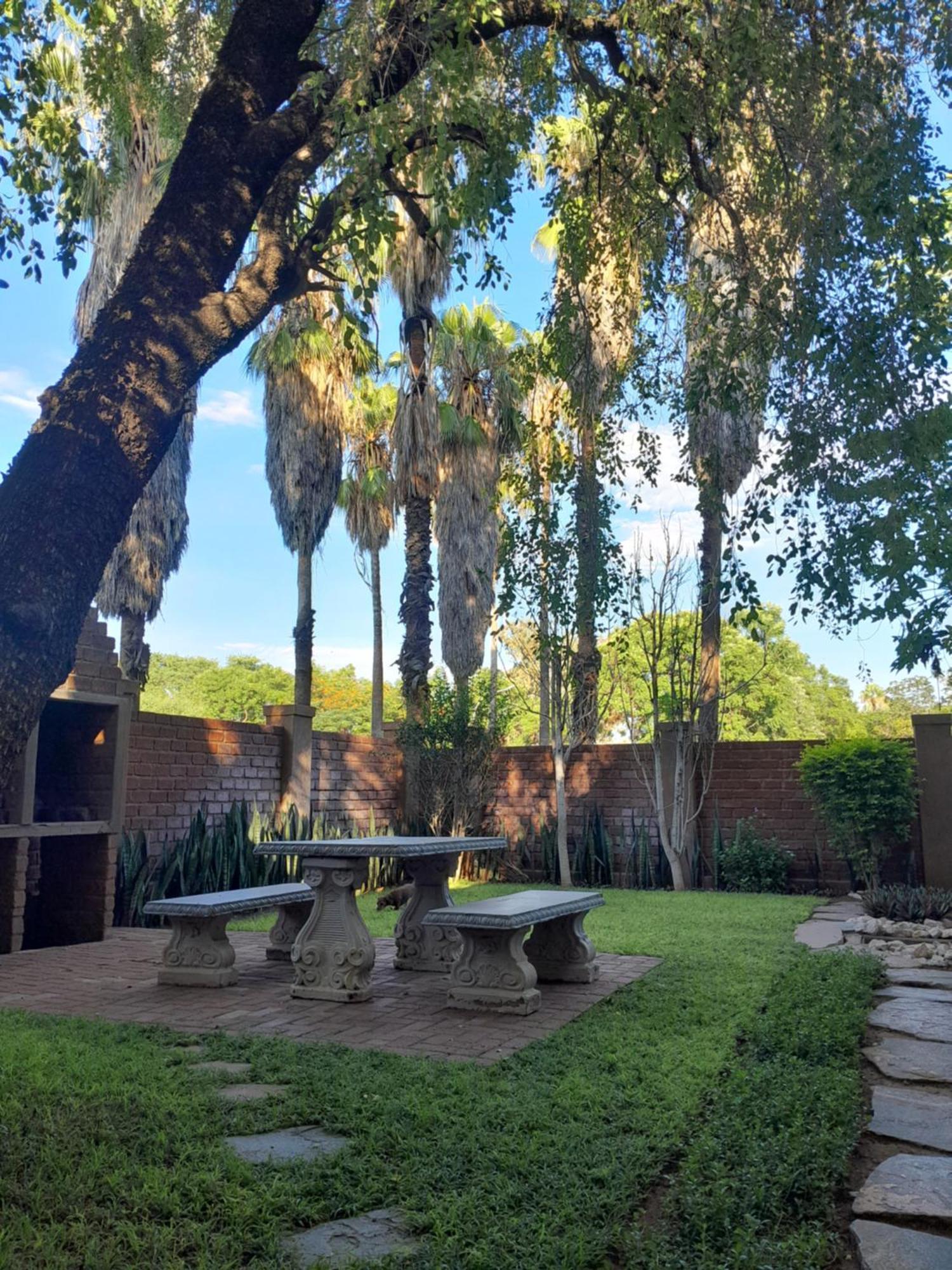 Tsumeb Theater Guesthouse Buitenkant foto