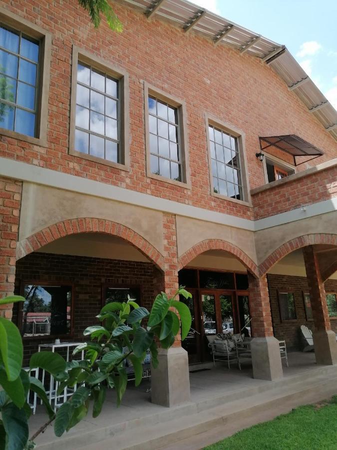 Tsumeb Theater Guesthouse Buitenkant foto